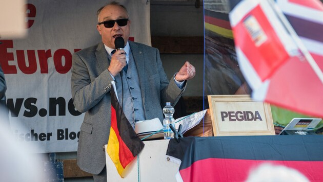 Mai 2020: Jens Maier (AfD) spricht zu Anhängern der einwanderungsfeindlichen Pegida-Bewegung (Bild: AFP)