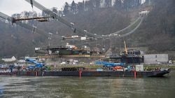 Das Pontonschiff wurde an der Flusssohle fixiert und zur Arbeitsplattform umfunktioniert, von der aus in Flussmitte das erste und größte von sieben Stahlsegmenten mittels hydraulischer Hebeeinrichtung vom Seiltragwerk nach oben gezogen wurde. (Bild: Dostal Harald)