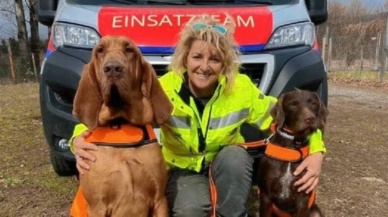 Kärntens Hundeexpertin Alexandra Grunow hat mit ihren zahlreichen K9-Teams schon viele Straßenhunde in mühevoller und oft monatelanger Arbeit sichern müssen. (Bild: Samariterbund Kärnten)