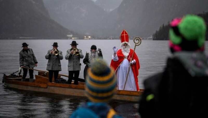 Jetzt ist er da! Die Kinder in Obertraun können es kaum erwarten, wenn Nikolaus und Knecht Ruprecht mit der Fuhr anlegen. (Bild: Wenzel Markus)