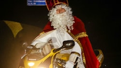 Wenn er es eilig hat, lässt Roman Schober als Nikolaus die Rentiere stehen ... (Bild: Scharinger Daniel)