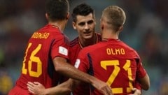 Dani Olmo (r.) jubelt mit seinen Teamkollegen Rodri (l.) und Alvaro Morata  (Bild: AFP)