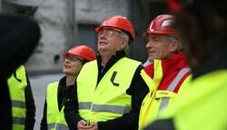 Leube-Boss Heimo Berger zeigte Werner Kogler das Zementwerk in St. Leonhard. Mit von der Partie: Landeshauptmannstellvertreterin Martina Berthold (Grüne) (Bild: Tröster Andreas)