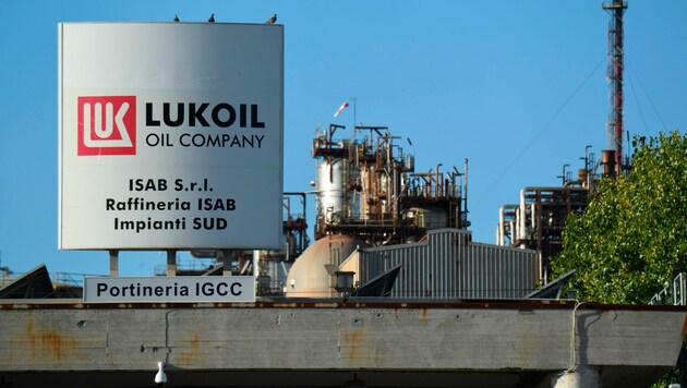 Die Lukoil-Raffinerie in der sizilianischen Stadt Priolo (Bild: Associated Press)