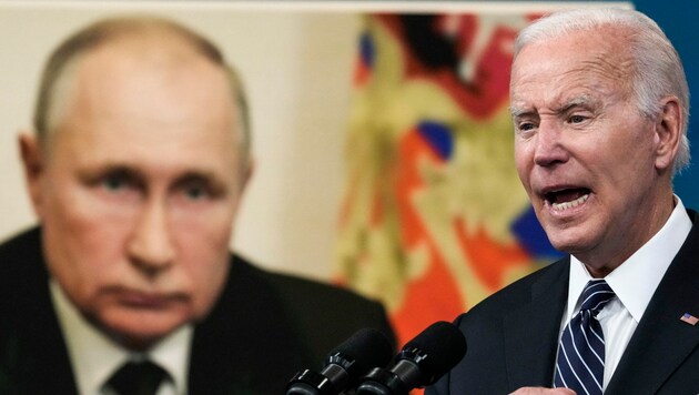 US-Bundespräsident Joe Biden. im Hintergrund Kremlchef Wladimir Putin (Bild: 2022 Getty Images)