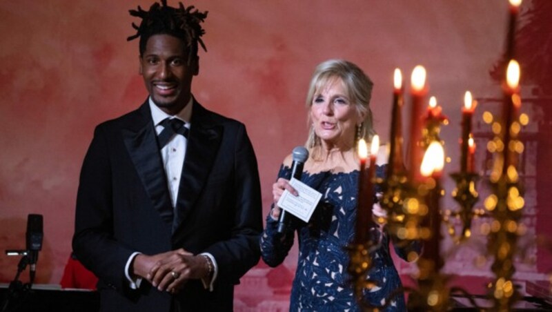 First Lady Jill Biden stellt den Künstler Jon Batiste beim Staatsbankett vor. (Bild: AFP)