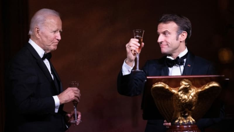 Macron postet Biden beim Staatsbankett im weißen Haus zu. (Bild: AFP)