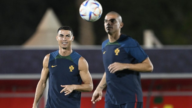 Pepe (rechts) mit Cristiano Ronaldo (Bild: AFP or licensors)