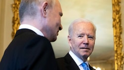 Putin und Biden trafen sich im Juni 2021 in Genf, als die Weltlage noch eine vollkommen andere war. (Bild: APA/AFP/POOL/PETER KLAUNZER)