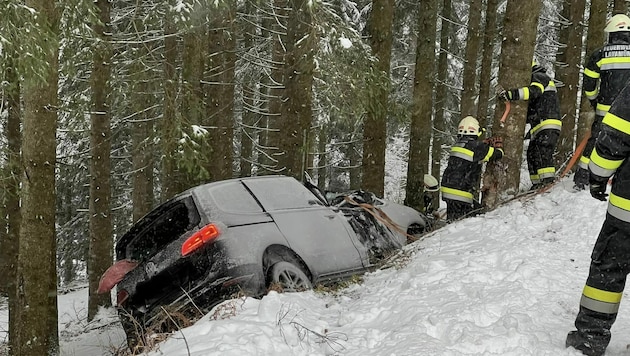 Ein Auto ist aufgrund der winterlichen Schneeverhältnisse von der Fahrbahn abgekommen. (Bild: Feuerwehr Ettendorf)