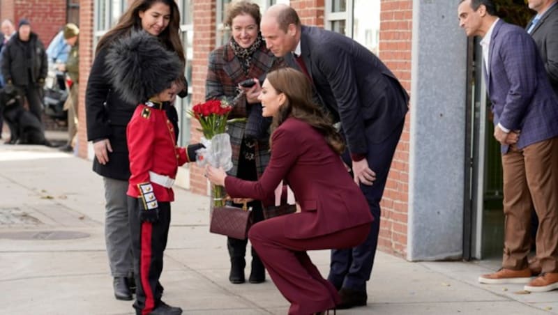 Prinzessin Kate bekam von einem kleinen Charmeur in Boston einen Rosenstrauß überreicht. (Bild: AP Photo/Mary Schwalm)