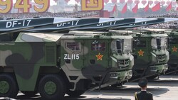 Mittelstreckenraketen vom Typ Dongfeng 17 sind seit 2019 im Arsenal der chinesischen Raketenstreitkräfte und tragen einen Hyperschall-Gleiter als Gefechtskopf. Das neue System soll ein Vielfaches ihrer Reichweite haben. (Bild: APA/AFP/GREG BAKER)
