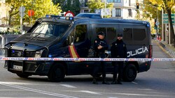 Spanische Polizisten am abgeriegelten Areal rund um die US-Botschaft in Madrid, die auch eine explosive Postsendung bekommen hat (Bild: AP)