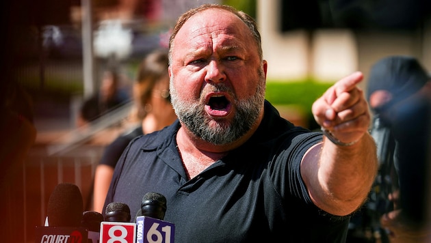 Alex Jones während eines Pressestatements im September 2022 zum damals laufenden Verfahren (Bild: APA/Getty Images via AFP/GETTY IMAGES/Joe Buglewicz)