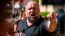 Alex Jones während eines Pressestatements im September 2022 zum damals laufenden Verfahren (Bild: APA/Getty Images via AFP/GETTY IMAGES/Joe Buglewicz)