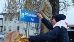 Andi Goldberger enthüllt das Schild (Bild: Scharinger Daniel)