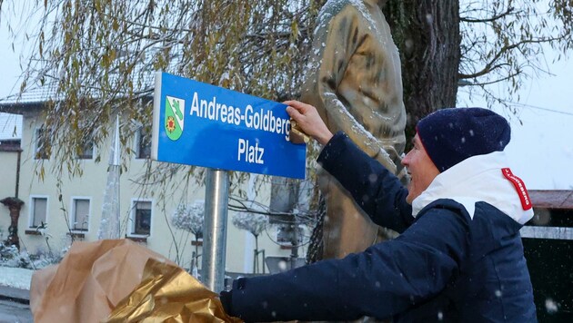 Andi Goldberger enthüllt das Schild (Bild: Scharinger Daniel)
