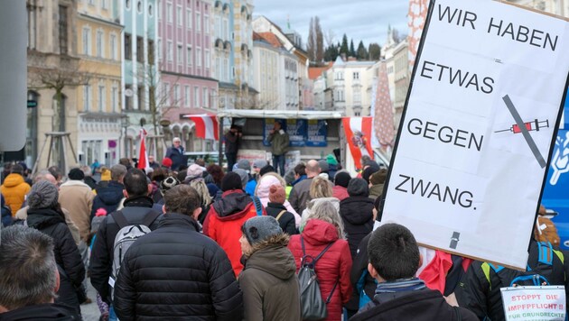 Mit Schildern und lautstark spazieren die Corona-Gegner nun zum 100. Mal durch Steyr (Bild: Einöder Horst)