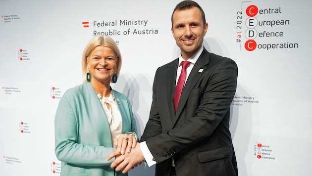 Verteidigungsministerin Klaudia Tanner (ÖVP) und Tschechiens Vize-Verteidigungsminister Blažkovec (Bild: HBF/Laura Heinschink)