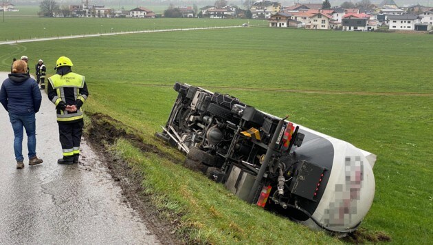 Der Lkw-Lenker blieb bei dem Absturz unverletzt. (Bild: ZOOM.TIROL, Krone KREATIV)