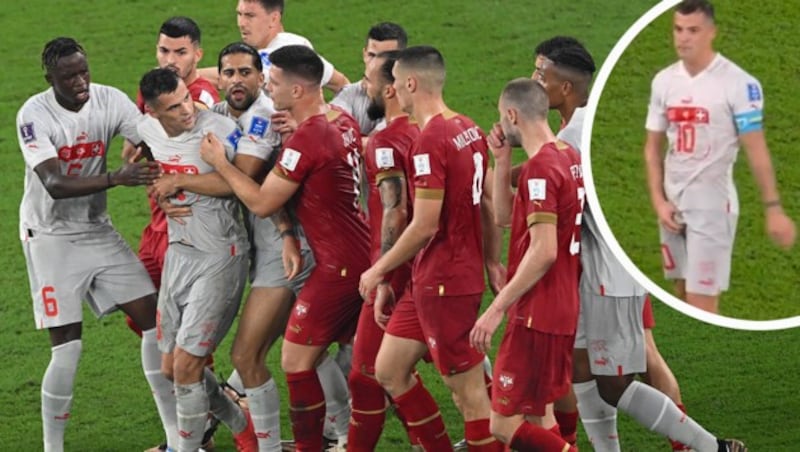 Schweiz-Kapitän Granit Xhaka sorgt mit einer obszönen Geste für Ärger bei den Serben. (Bild: APA/AFP/Patrick T. Fallon, Screenshot ORF)