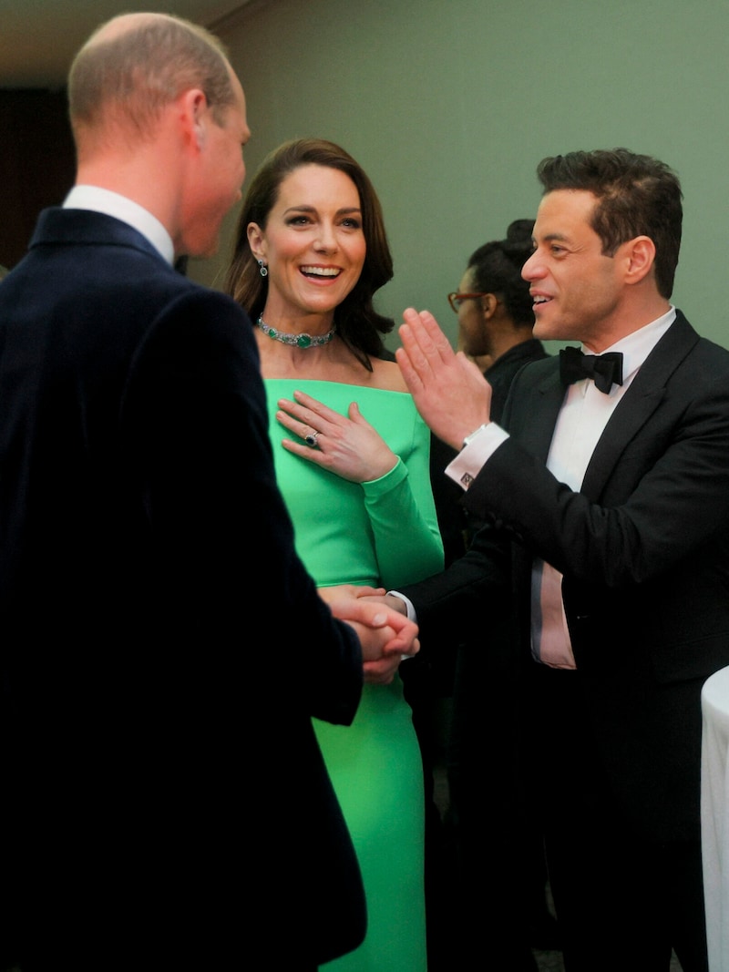 Prinz William und Prinzessin Kate im Gespräch mit Rami Malek (Bild: APA/Photo by BRIAN SNYDER / POOL / AFP)