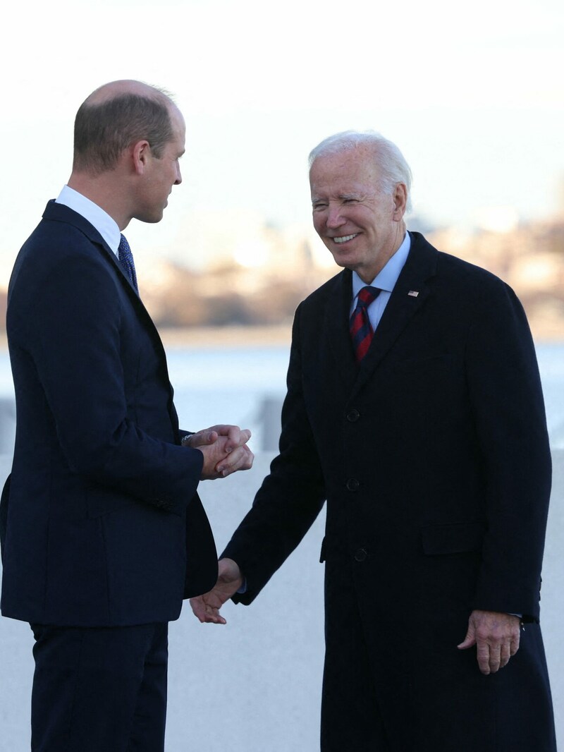 Joe Biden ließ extra ein Treffen mit Prinz William in Boston einfädeln. (Bild: APA/ Ian Vogler - Pool/Getty Images/AFP)