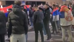 Rund 150 wütende Fans versammelten sich gegen 22 Uhr auf der Ottakringer Straße in Wien. (Bild: Screenshot twitter.com, Krone KREATIV)
