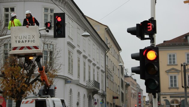 Der zuständige VP-Stadtvize Martin Hajart inspizierte die neue Ampel mit Restrot-Anzeige aus nächster Nähe. (Bild: Yunex/Punzenberger)