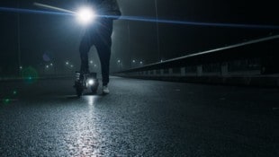 Der 37-jährige Scooterfahrer wurde mit leichten Verletzungen ins Klinikum Klagenfurt gebracht. (Bild: pavelkant - stock.adobe.com)