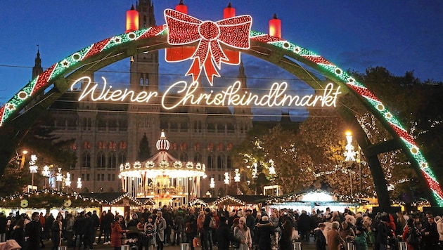 Der Christkindlmarkt am Rathausplatz ist für viele ein Muss. (Bild: Karl Schöndorfer TOPPRESS)