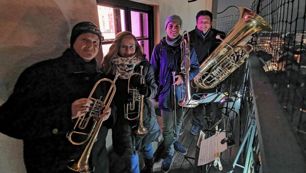 Das Carinthia Brass Quartett lässt vom Stadthauptpfarrturm in Klagenfurt Weisen erklingen (Bild: Horst Ragusch)