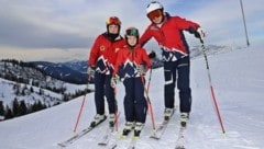 Markus Brandstätter aus Bad Leonfelden, mit seinen beiden Töchtern Lena und Anna, nutzte den ersten Skitag der Saison voll aus. Er war einer der ersten auf der Piste in Gosau. Die längere Anfahrt aus dem Mühlviertel machte der sportlichen Familie nichts aus: „In Gosau ist es einfach spitze!“ (Bild: Hörmandinger Reinhard)