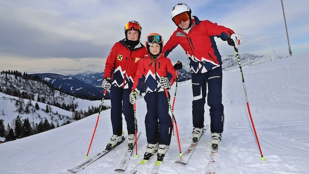 Markus Brandstätter aus Bad Leonfelden, mit seinen beiden Töchtern Lena und Anna, nutzte den ersten Skitag der Saison voll aus. Er war einer der ersten auf der Piste in Gosau. Die längere Anfahrt aus dem Mühlviertel machte der sportlichen Familie nichts aus: „In Gosau ist es einfach spitze!“ (Bild: Hörmandinger Reinhard)