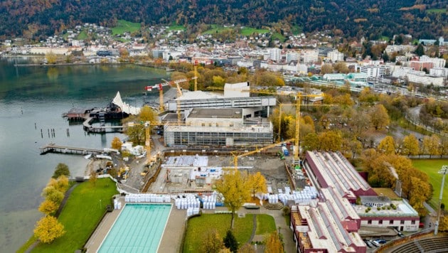 Derzeit die beiden größten Baustellen in Bregenz: der Neubau des Hallenbades (Vordergrund) und der Zubau zum Festspielhaus (dahinter). (Bild: Stiplovsek Dietmar)