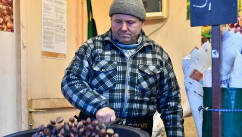 Krzysztof Kopec stand bereits am Samstag wieder in seiner Maronihütte. (Bild: Bernd Stefan)