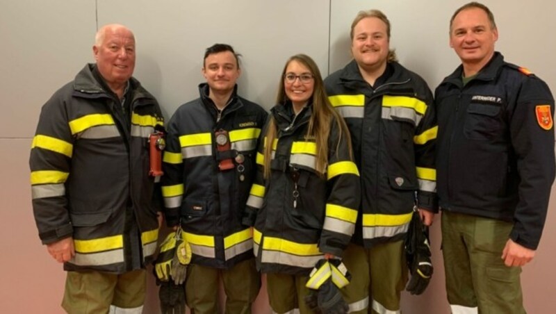 Die beherzten Retter: Horst Müller, Oliver Kremser, Anna Lesjak, Markus Ofner mit Bezirksfeuerwehr-Kommandanten Patrick Unterrieder (von links nach rechts). (Bild: Bfkdo Villach-Stadt/Christian Sumper)