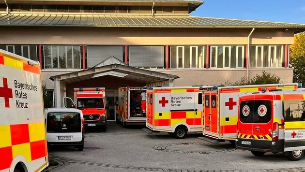 In der Bad Reichenhaller Notaufnahme stauen sich schon jetzt die Rettungswagen. Bald soll die Ambulanz die einzige im Landkreis Berchtesgadener Land sein. Kritiker befürchten, dass Patienten nach Salzburg abwandern könnten. (Bild: zVg)