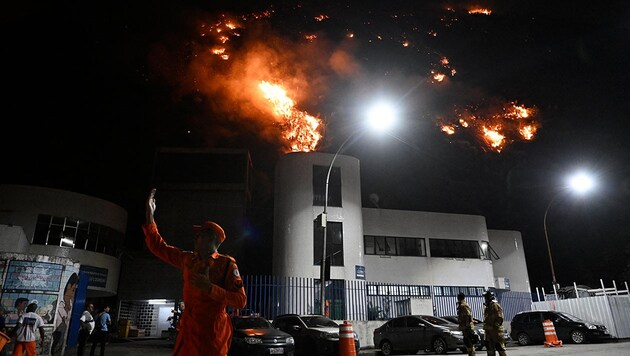 Feuerwerkskörper entfachten einen Brand an der Copacabana. (Bild: APA/AFP/MAURO PIMENTEL)