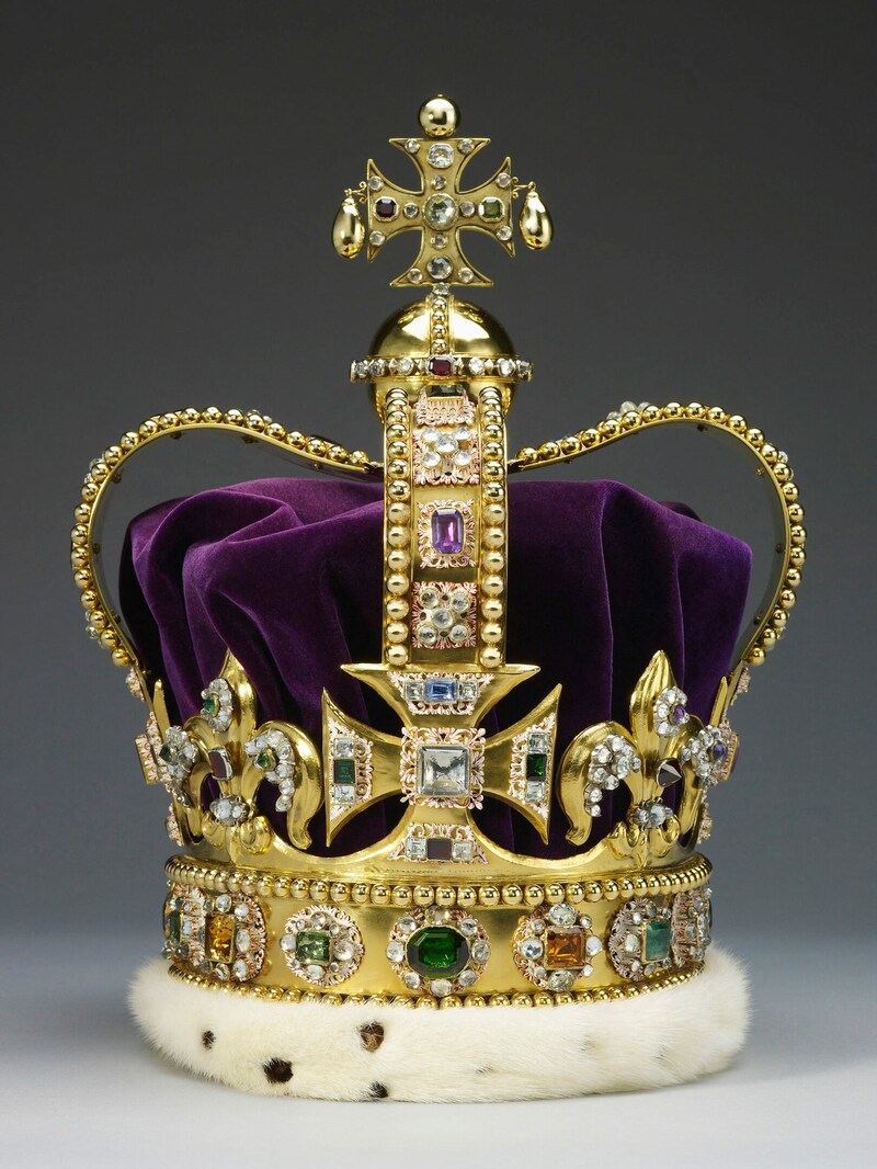 Das vom Buckingham-Palast veröffentlichte Foto zeigt die „St. Edward‘s Crown“ („Edwardskrone“), die König Charles III. bei seiner Krönung tragen wird. (Bild: APA / Photo by Royal Collection Trust / © His Majesty King Charles III 2022 / BUCKINGHAM PALACE / AFP)