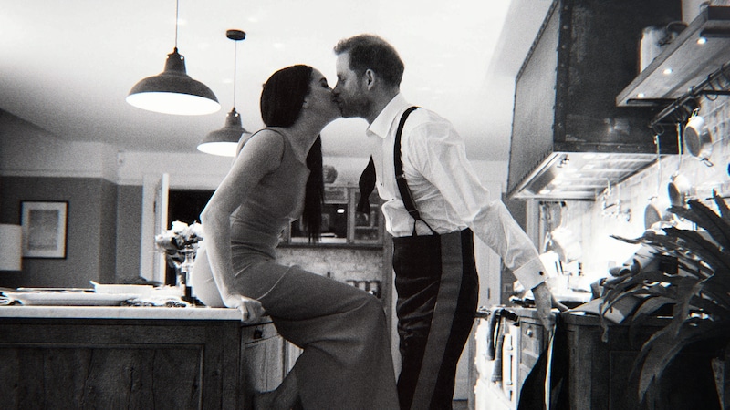 Prince Harry and Duchess Meghan in their kitchen at Frogmore Cottage (Bild: Netflix)