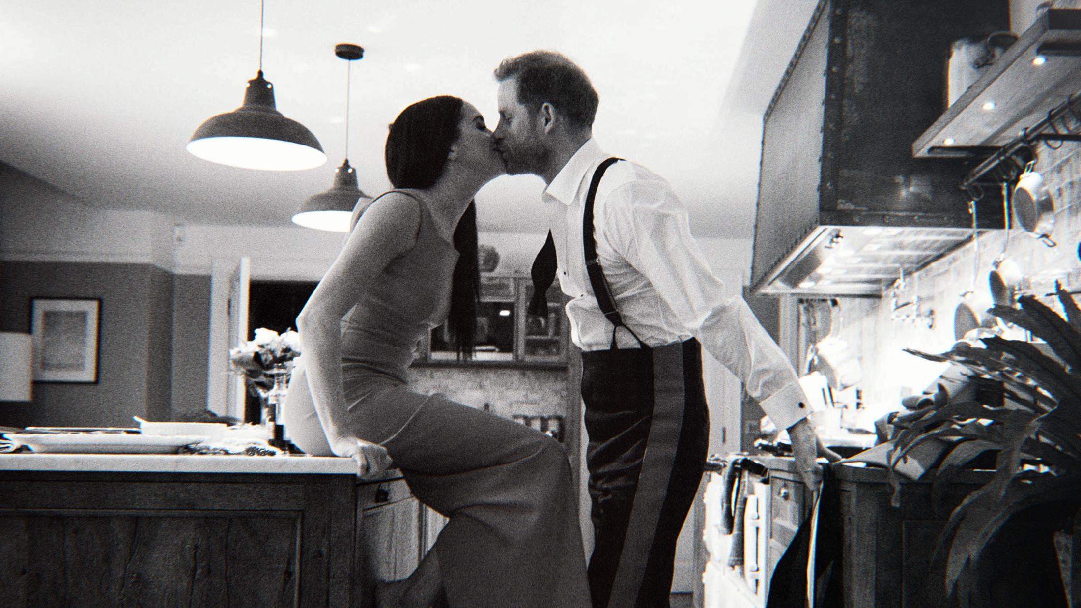 Prinz Harry und Herzogin Meghan in ihrer Küche im Frogmore Cottage (Bild: Netflix)