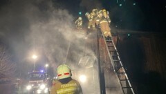 Die Freiwillige Feuerwehr Adnet hat in der Nacht auf Sonntag in Adnet im Tennengau zwei Personen aus einem verrauchten Wohnhaus gerettet. Dabei handelte es sich um eine pflegebedürftige, im Rollstuhl sitzende Person und ihre Pflegerin. (Bild: Feuerwehr Adnet)