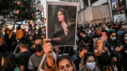 Mahsa Aminis Tod löste die Protestwelle im Iran aus, die weiterhin nicht abebbt und sich um mehr als nur um Frauenrechte dreht. (Bild: AFP)
