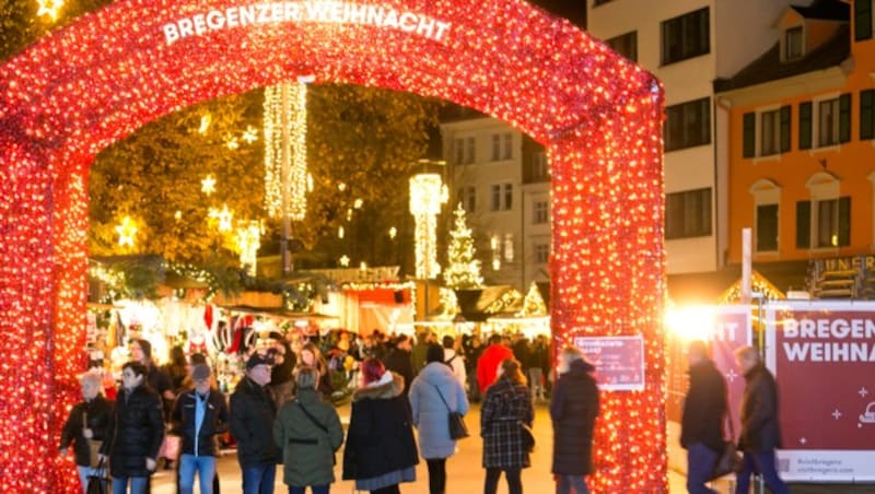 Der Bregenzer Weihnachtsmarkt ist bestens besucht, davon profitiert auch der Handel. (Bild: Mathis Fotografie)