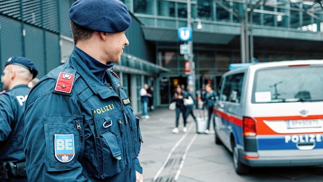 Seit nunmehr zehn Jahren sorgen die Polizisten der Bereitschaftseinheit für Recht und Ordnung. (Bild: LPD Wien)