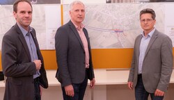 Die Straßenbau-Experten des Landes mit Rastenfelds Bürgermeister Gerhard Wandl (Mitte) vor den Planskizzen. (Bild: KLAUS SCHINDLER)