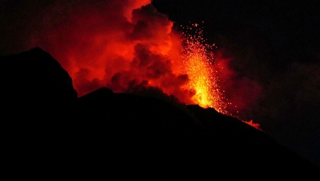 Dieses Foto vom 12. September 2022 zeigt den Ausbruch des Vulkans Stromboli auf der Insel Stromboli im Norden von Sizilien. (Bild: AFP)