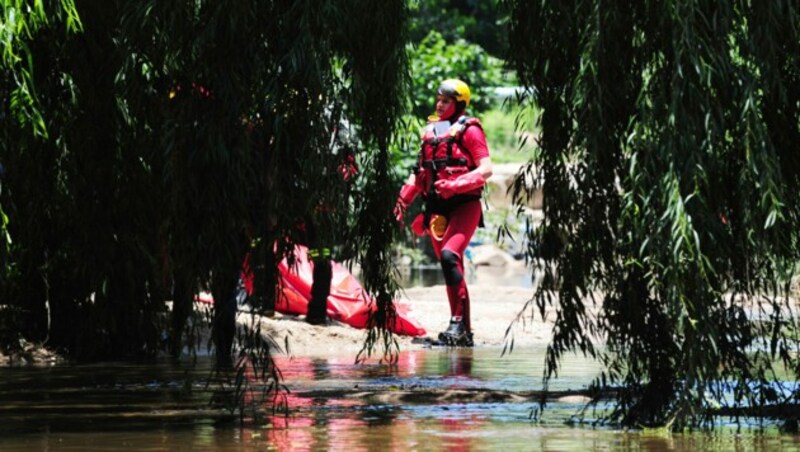 Ein Rettungshelfer (Bild: The Associated Press)