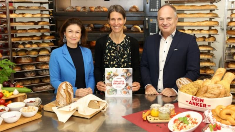 Tina Schrettner, Marketingleitung Ankerbrot, Autorin Eva Derndorfer und Walter Karger, Geschäftsführer Ankerbrot Holding GmbH, bei der Präsentation des ersten ANKER Brot-Kochbuchs. (Bild: © Katharina Schiffl)